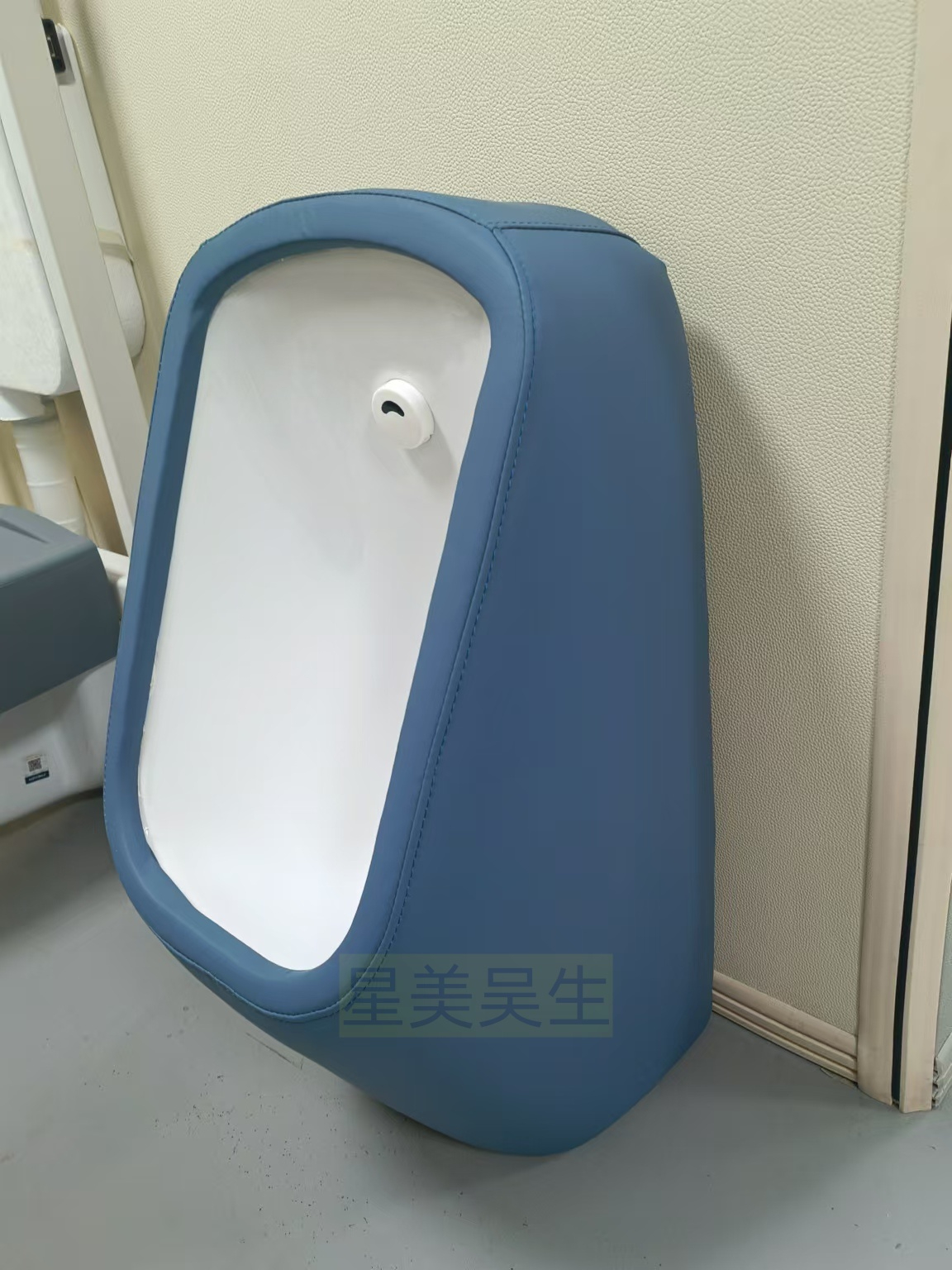 谈话室硅胶软包小便斗器，卫生间安全防撞选择